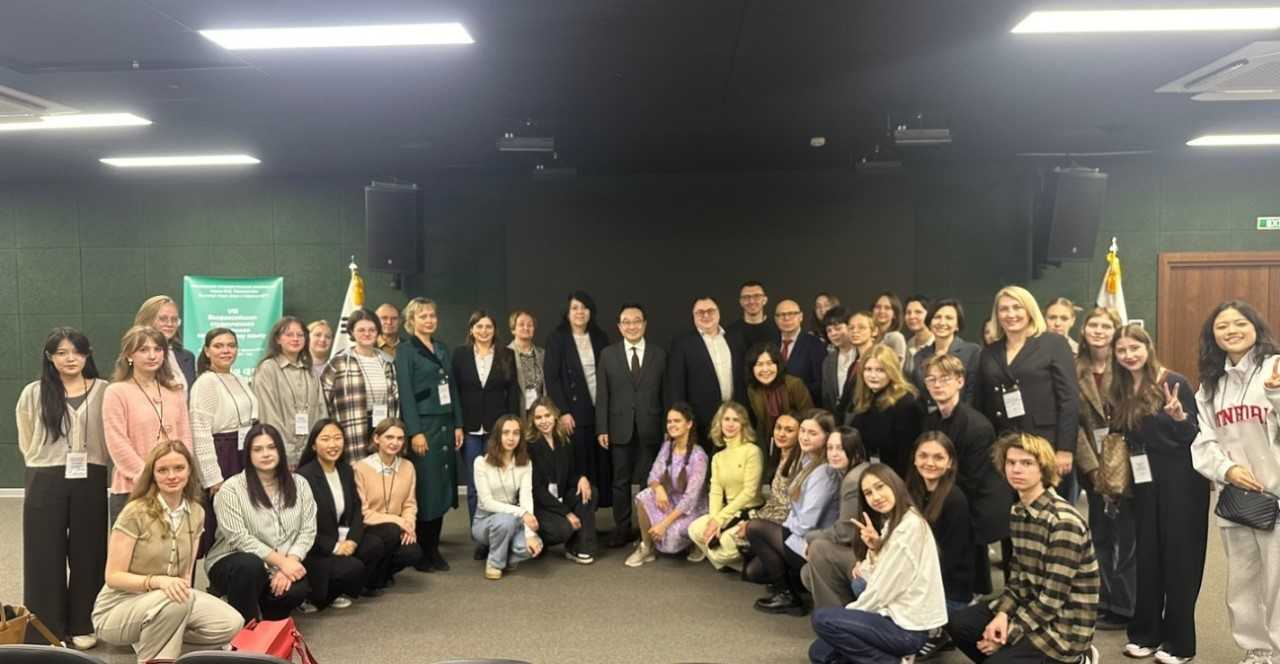 Participants in the eighth All-Russian Student Olympiad for the Korean Language in 2025 pose for a photo. (Korea Foundation)