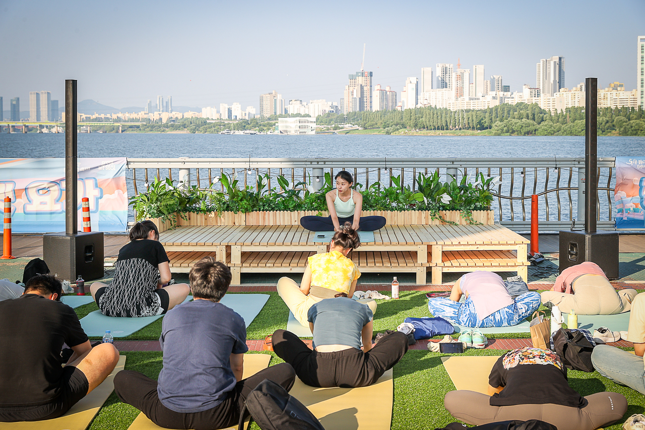 Participants enjoy the morning yoga. (Seoul Metropolitan Government)