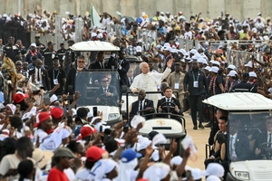 Pope draws 100,000 to Angola Mass, condemns corruption