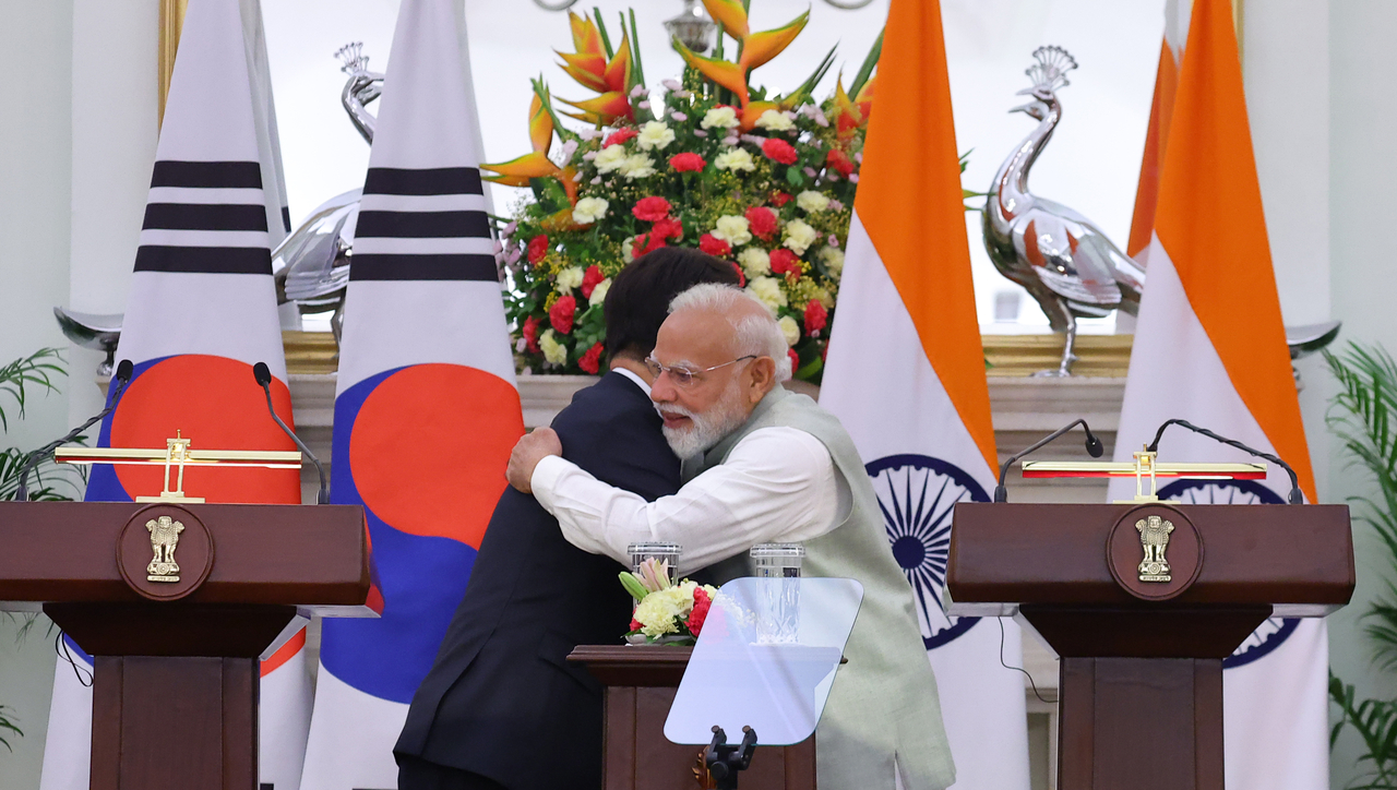 South Korean President  Lee Jae Myung (left) and Indian Prime Minister Narendra Modi greet each other after a joint press statement at Hyderabad House in New Delhi on Monday. (Yonhap)
