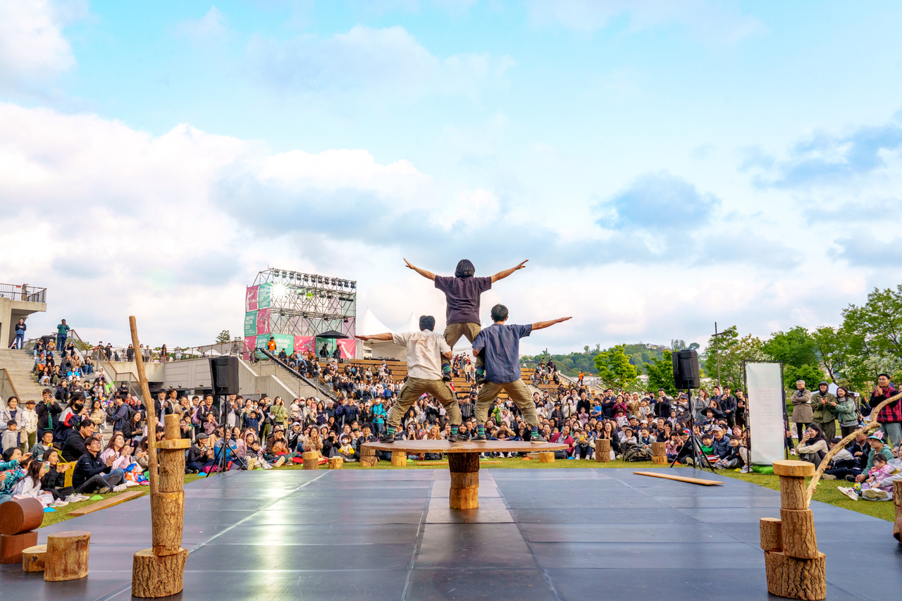 A performance from the Seoul Circus Festival 2025