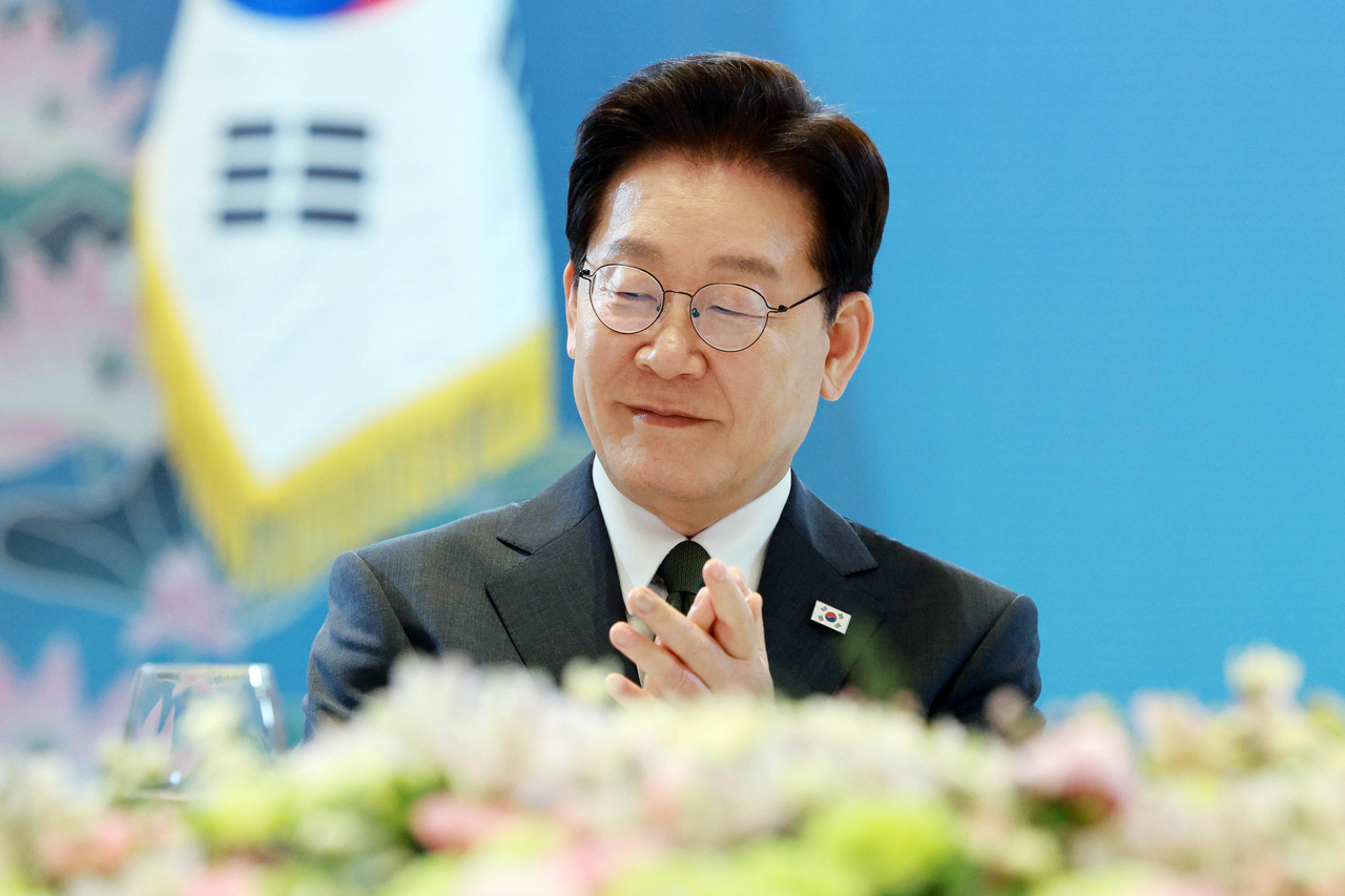 President Lee Jae Myung, on a state visit to India, applauds a welcome speech by Cho Sang-hyun, head of the Korean Association in India, during a dinner meeting with overseas Koreans at a hotel in New Delhi on April 19 (local time). (Yonhap)