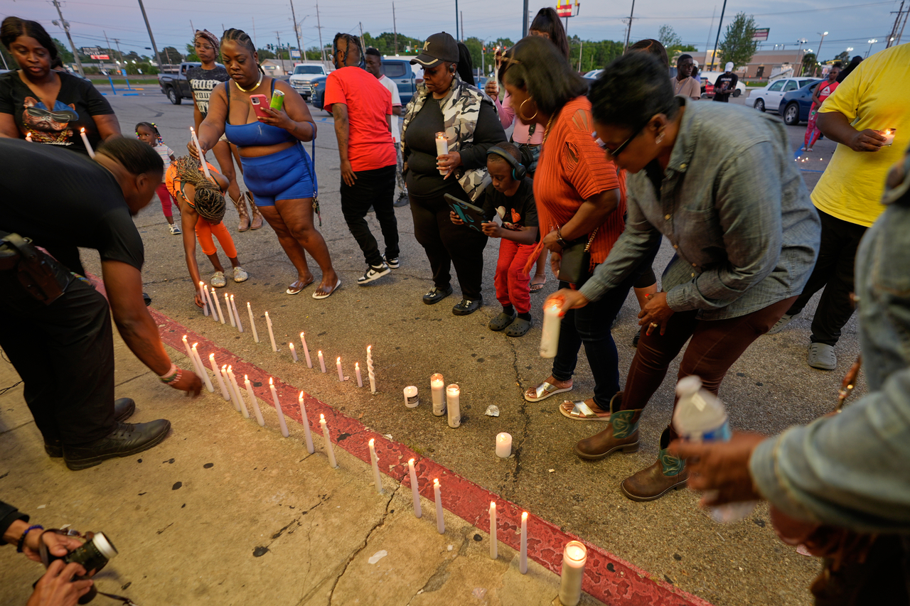 People light candles during a prayer vigil for the victims of a mass shooting in Shreveport, Louisiana, Sunday. (AP-Yonhap)