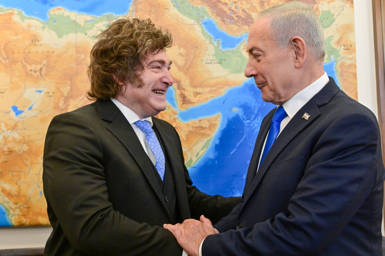 Israeli Prime Minister Benjamin Netanyahu (right) greets Argentine President Javier Milei during their meeting in Jerusalem, Sunday. (EPA-Yonhap)