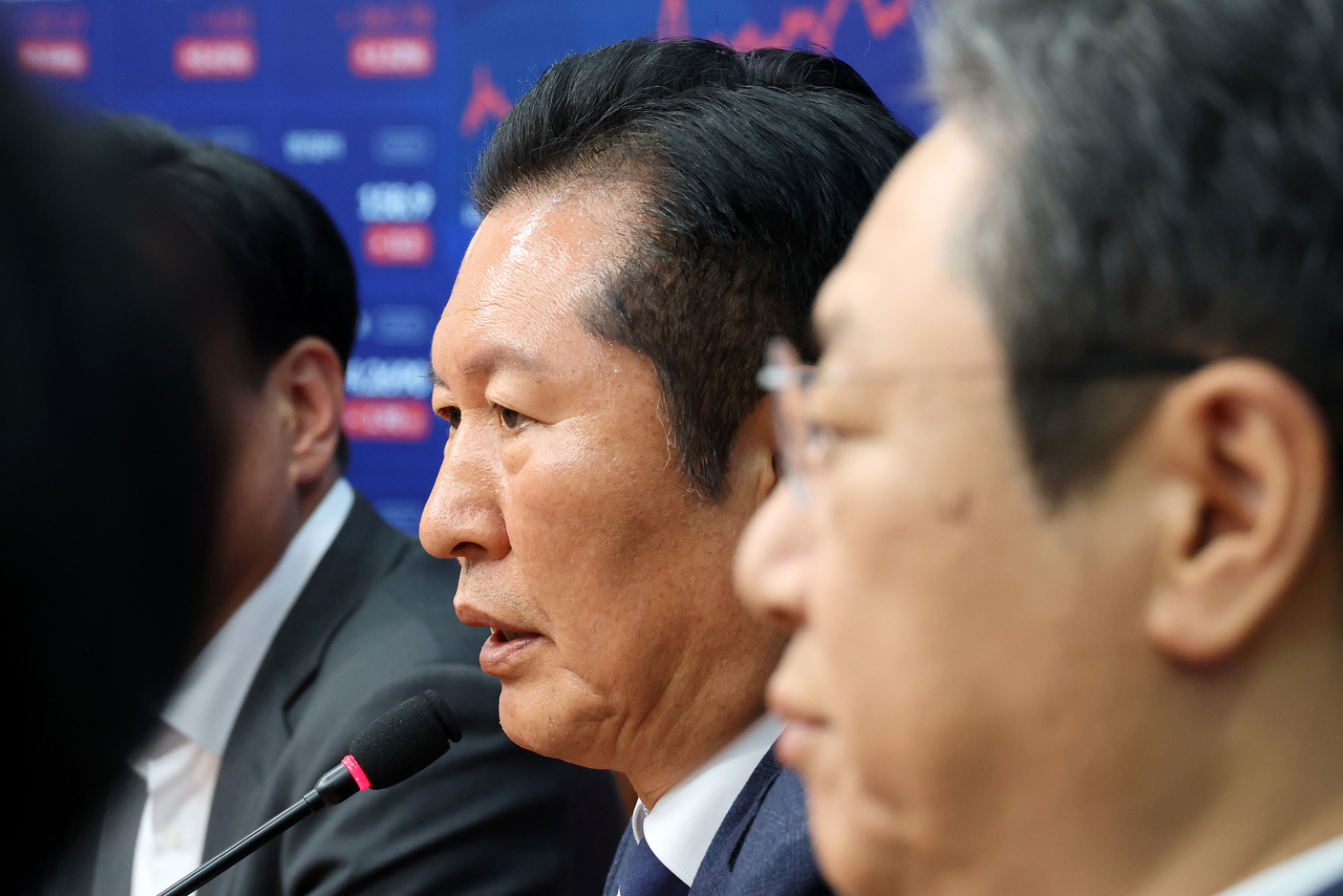 Democratic Party chair Rep. Jung Chung-rae (center) speaks during the press conference at the National Assembly on Monday. (Yonhap)