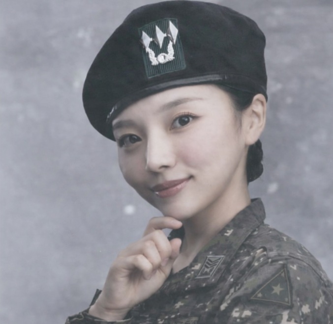 A Korean Army recruitment poster at the center of controversy over a female model’s hand gesture (Yonhap)