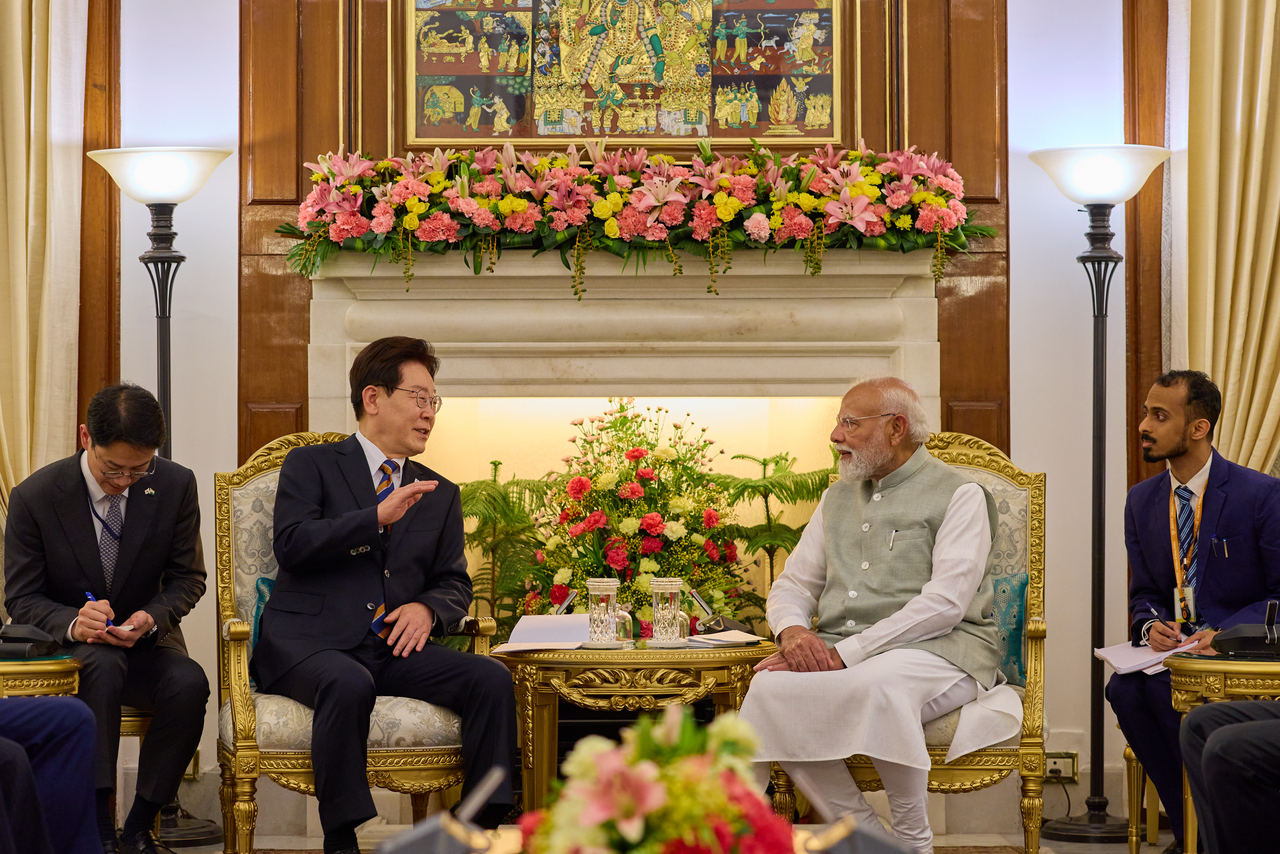 President Lee Jae Myung and Prime Minister Narendra Modi hold a small-group summit at Hyderabad House in New Delhi on Monday. (Pool Photo via Yonhap)