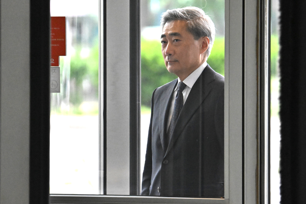 Shin Hyun-song, nominee for governor of the Bank of Korea, arrives at his confirmation hearing preparation office in central Seoul, Monday. (Im Se-jun/The Korea Herald)