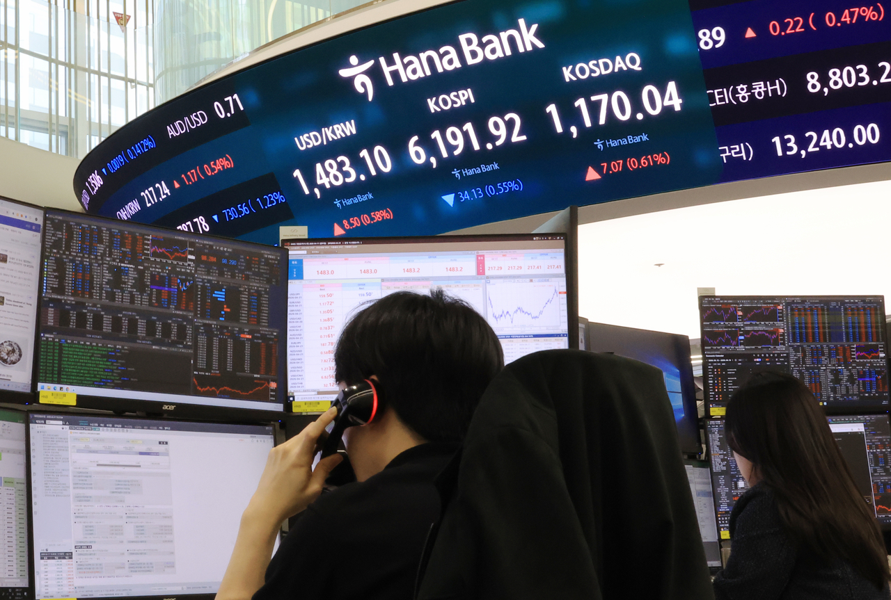 A trader works inside the dealing room in Hana Bank in central Seoul on Friday. (Yonhap)