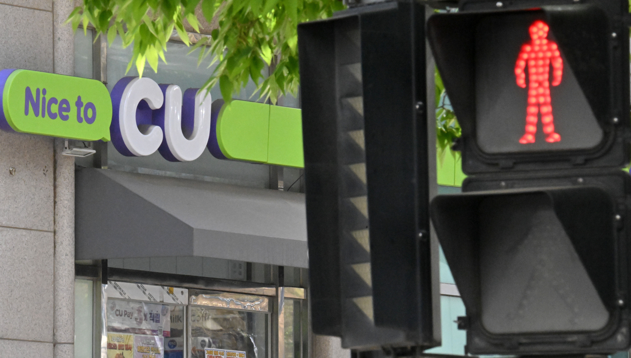 지난 20일 BGF리테일에 공동교섭을 촉구하기 위한 집회 과정에서 민주노총 공공운수노조 화물연대 소속 조합원 3명이 비조합원이 몬 차량에 1명이 숨지고 2명이 다치는 사고가 발생했다. 21일 오전 서울 도심 내 한 CU편의점 인근 신호등에 빨간불이 켜져 있다. 임세준 기자