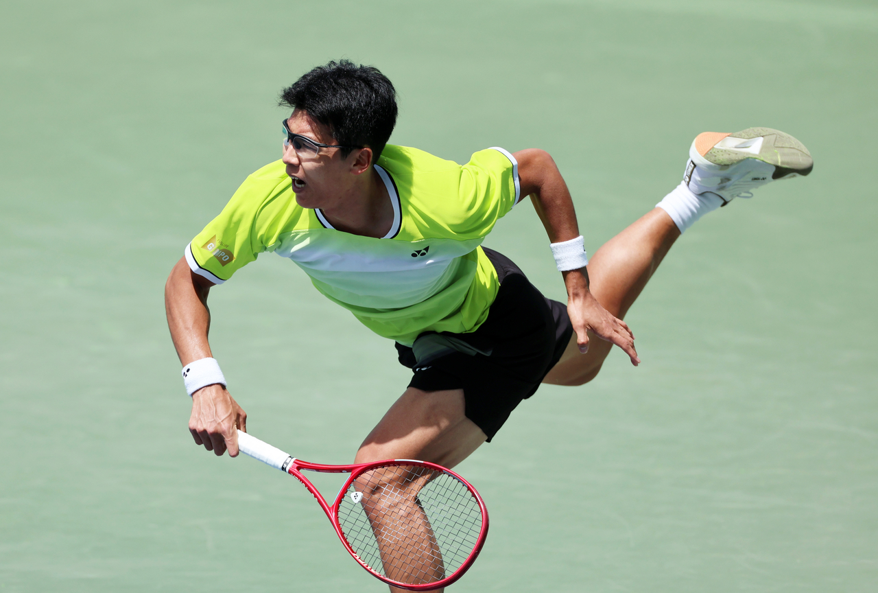 Korean tennis player Chung Hyeon serves against Jason Jung of Taiwan on Tuesday.  Yonhap