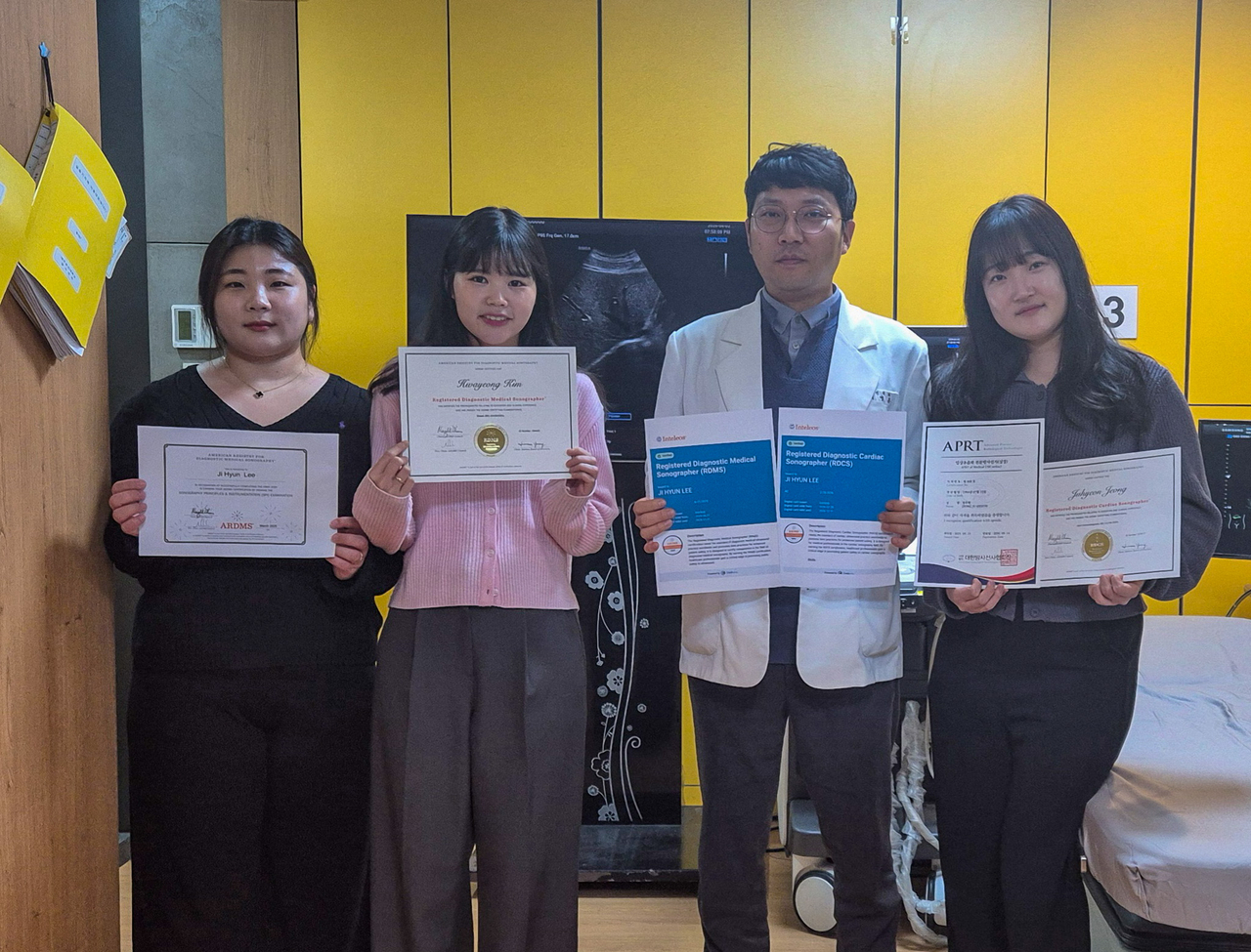 국제·국내 자격시험에 합격한 대구보건대 보건전문기술대학원 의료융합방사선기술전공 글로벌 임상 초음파과정 재학생들이 지명훈 책임교수와 기념촬영을 했다. 3기 이지현(왼쪽부터), 김화영, 지명훈 교수, 정주현 학생.[대구보건대 제공]