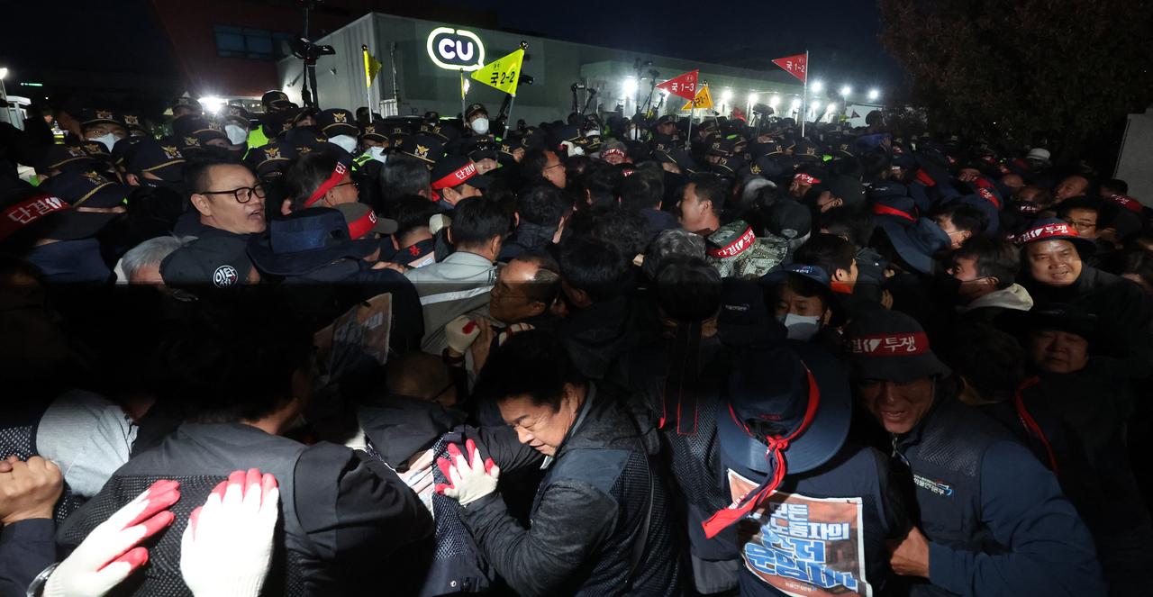 Members of the Cargo Truckers Solidarity clash with police outside the BGF Retail's logistics cnter in Jinju, South Gyeongsang Province, on April 20. (Yonhap)