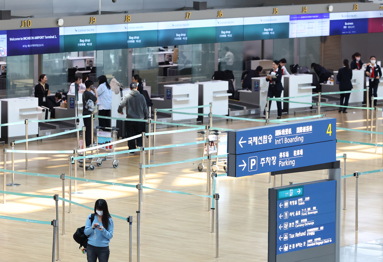 Passengers are seen at a check-in counter at Incheon Airport Terminal 1 on Thursday. (Newsis)