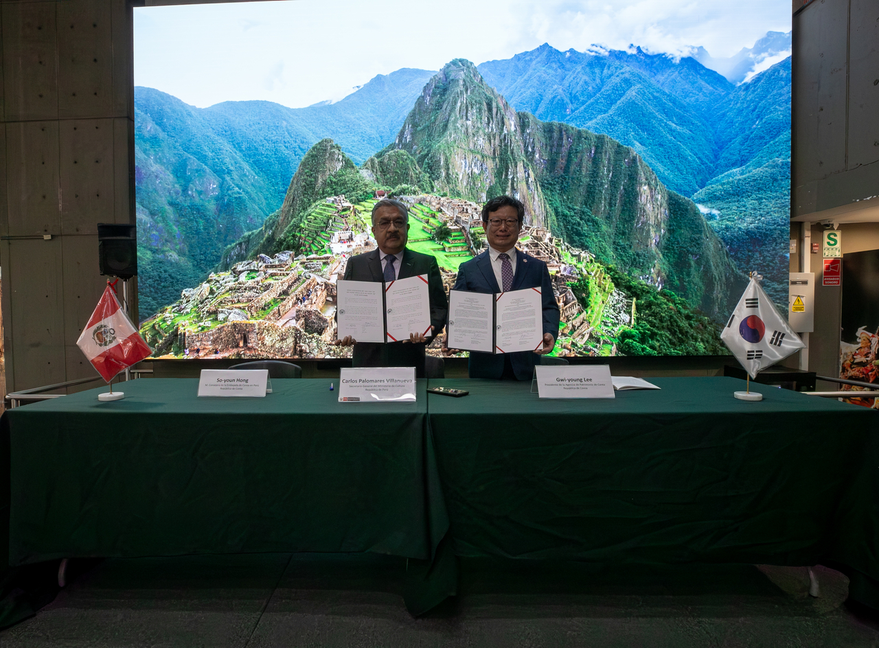 Carlos Palomares Villanueva (left), secretary-general of Peru’s Ministry of Culture, and Lee Gwi-young, president of the Korea Heritage Agency, pose for a photo after signing a Record of Discussions for an official development assistance project in Peru on Friday. (Korea Heritage Service)