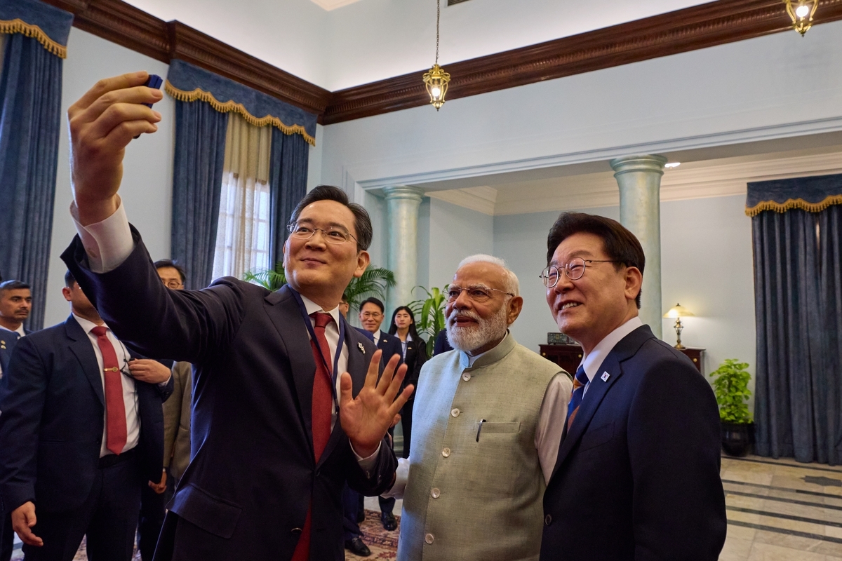 South Korean President Lee Jae Myung (right), Indian Prime Minister Narendra Modi (center) and Samsung Electronics Chairman Lee Jae-yong pose for a photo during a luncheon hosted by Modi at Hyderabad House in New Delhi, India, Monday. (Joint Press Corps)