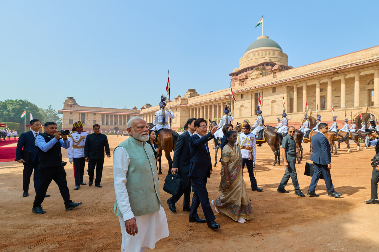 President Lee Jae Myung waves to the welcoming party during an official welcome ceremony for his state visit at the presidential palace in New Delhi on Monday. (Yonhap)