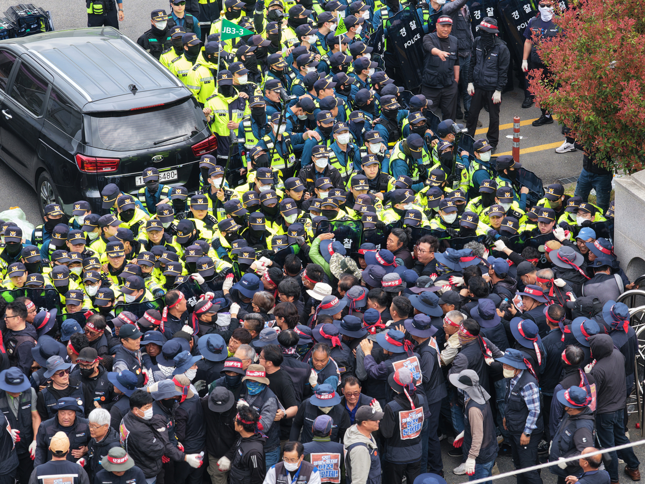 Members of the Cargo Truckers Solidarity clash with police outside the BGF Retail's logistics cnter in Jinju, South Gyeongsang Province, on April 20. (Yonhap)