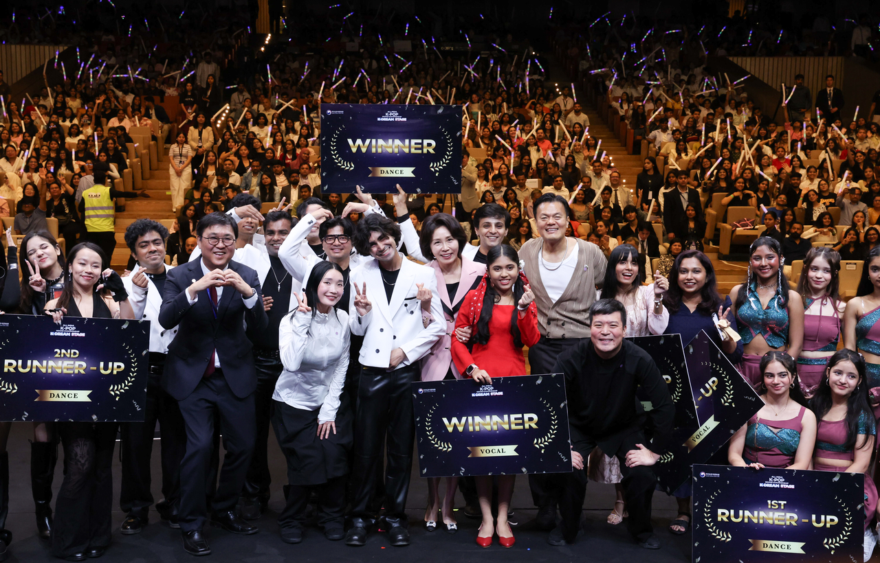 First lady Kim Hea Kyung, Culture Minister Choi Hwi-young and Park Jin-young, a co-chair of the Presidential Committee on Popular Culture Exchange, pose with award winners at the K-Dream Stage event at the Yashobhoomi Convention Centre in New Delhi on Monday. (Yonhap)