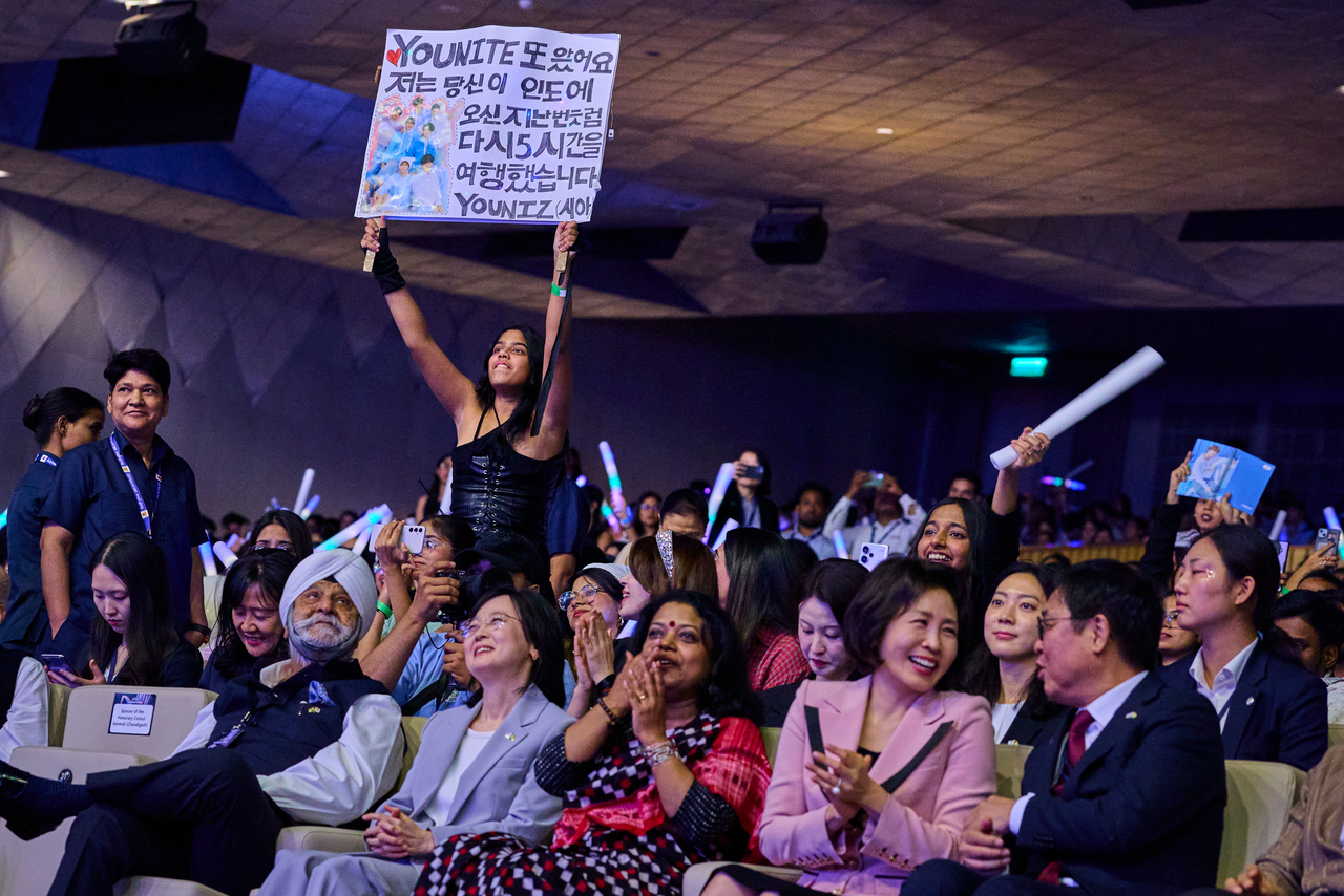 First lady Kim Hea Kyung (front row, second from right) reacts during the K-Dream Stage concert at Yashobhoomi Convention Centre in New Delhi on Monday. (Yonhap)