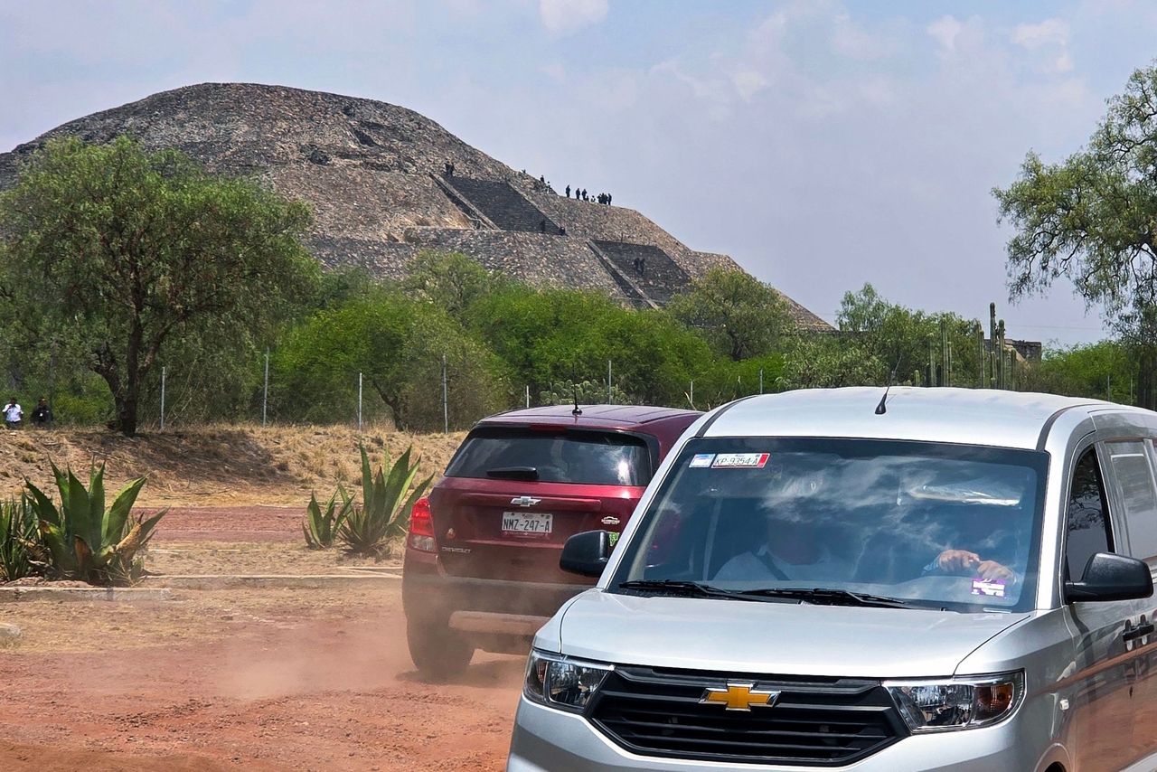 Police officers work on the Pyramid of the Moon at the Teotihuacan archaeological zone following a shooting in Teotihuacan, State of Mexico, Monday. (AFP-Yonhap)