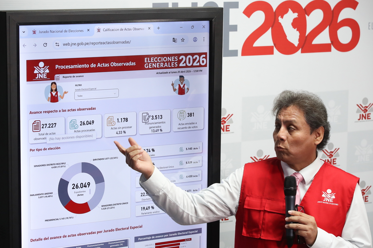 Jorge Valdivia, legal coordinator of the National Election Board's advisory board, speaks at a press conference in Lima, Peru, Monday. (EPA-Yonhap)