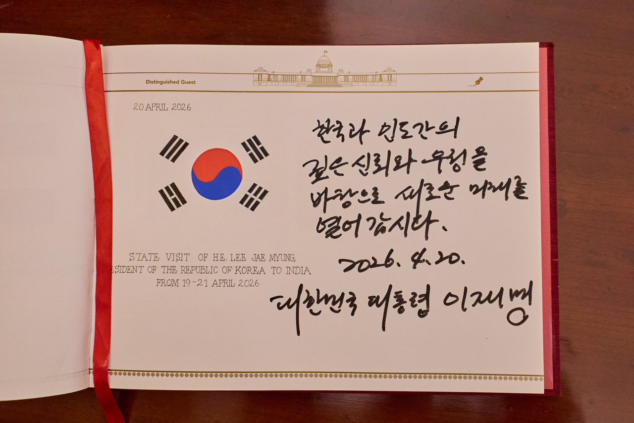 A guest book message written by President Lee Jae Myung ahead of a state luncheon at Rashtrapati Bhavan in New Delhi on Monday. The message reads, “Let us open a new future based on the deep trust and friendship between South Korea and India.” (Yonhap)