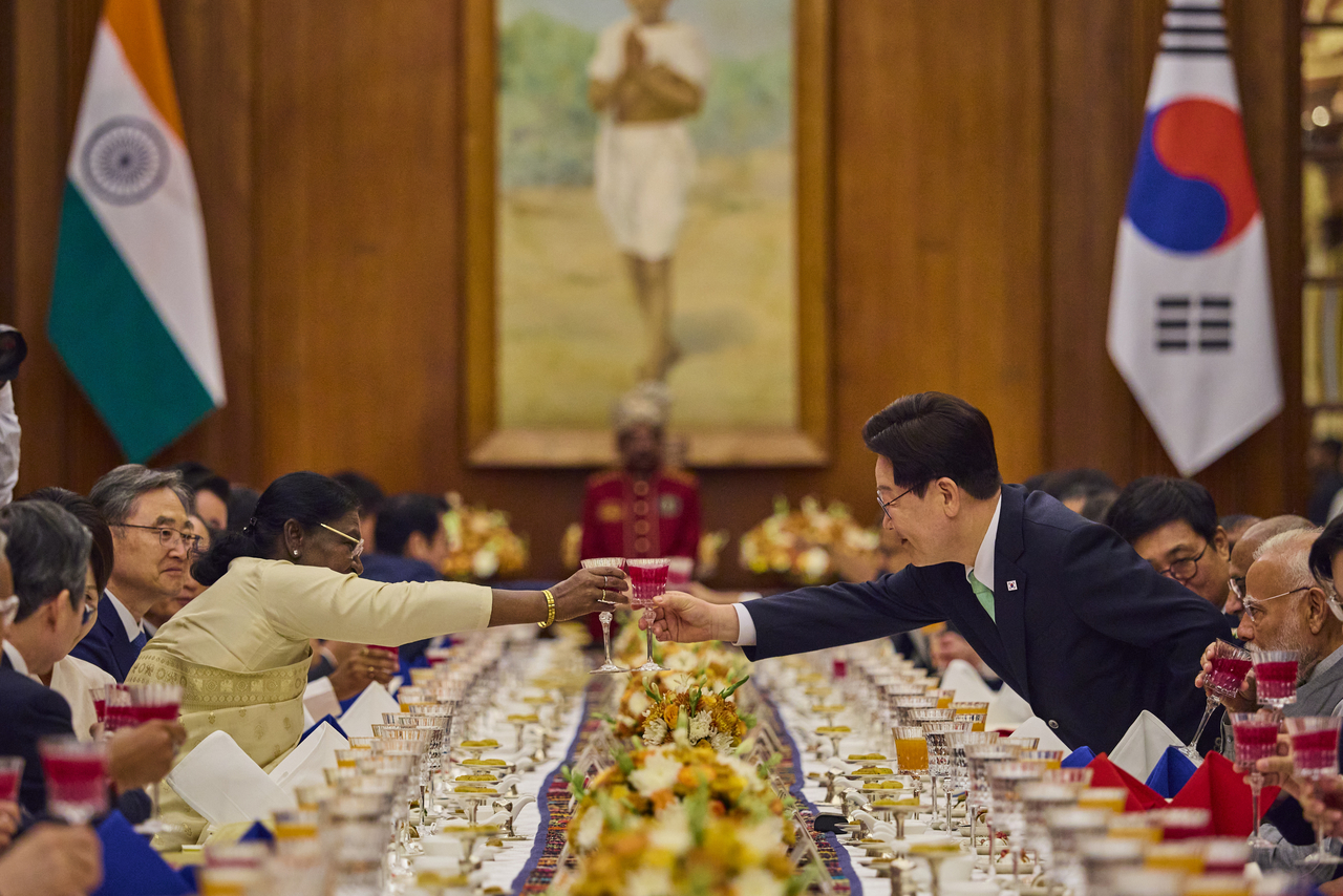 President Lee Jae Myung (right) and Indian President Droupadi Murmu raise a toast during a state luncheon at Rashtrapati Bhavan in New Delhi on Monday. (Yonhap)