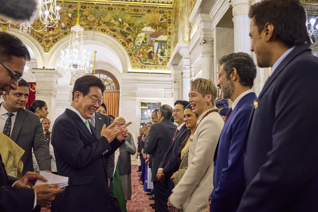 President Lee Jae Myung greets singer Aoora (third from right), whose real name is Park Min-jun, at a state luncheon hosted by Indian President Droupadi Murmu at Rashtrapati Bhavan in New Delhi on Monday. (Yonhap)