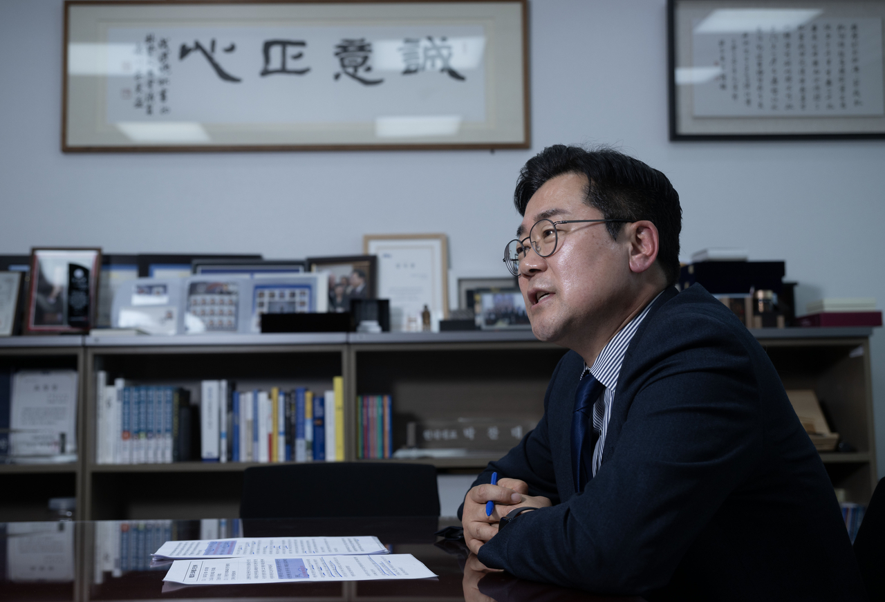 Rep. Park Chan-dae of the Democratic Party of Korea speaks during an interview with The Korea Herald on Friday. (Im Se-jun/The Korea Herald)