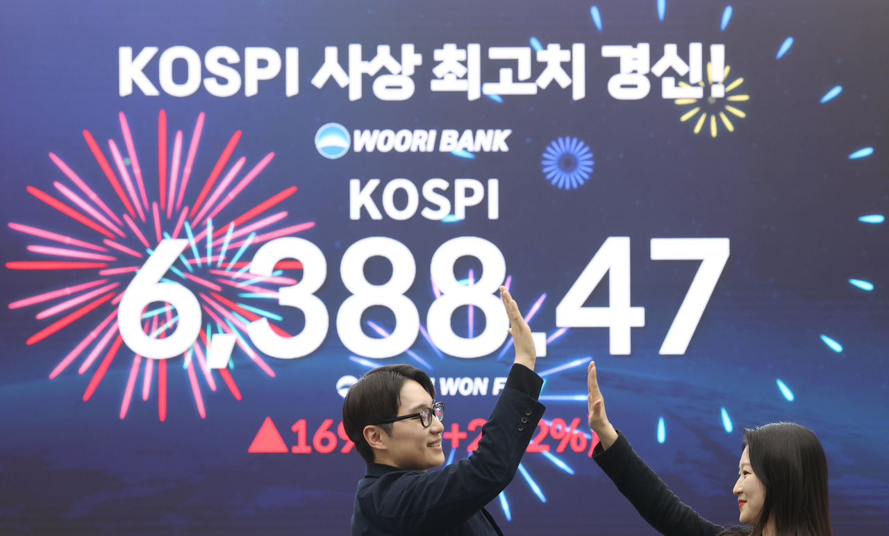 A financial data screen in the dealing room of Woori Bank in Seoul on Tuesday shows the benchmark Kospi having increased by 169.38 points, or 2.72 percent to close at a record high of 6,388.47. (Yonhap)
