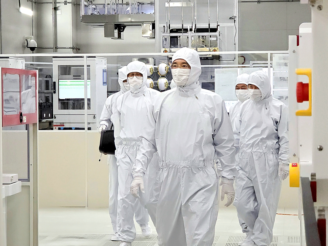 Samsung Electronics Chairman Lee Jae-yong (center) tours the clean room at NRD-K, the company's advanced semiconductor R&D center at its Giheung campus in Yongin, Gyeonggi Province, Dec. 22, 2025. (Samsung Electronics)