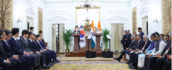 President Lee Jae Myung and Indian Prime Minister Narendra Modi deliver a joint press statement at Hyderabad House in New Delhi on Monday. (Yonhap)