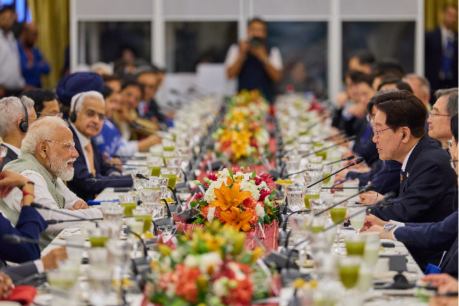 President Lee Jae Myung and Indian Prime Minister Narendra Modi attend a welcome luncheon at Hyderabad House in New Delhi on Monday. (Pool Photo via Yonhap)