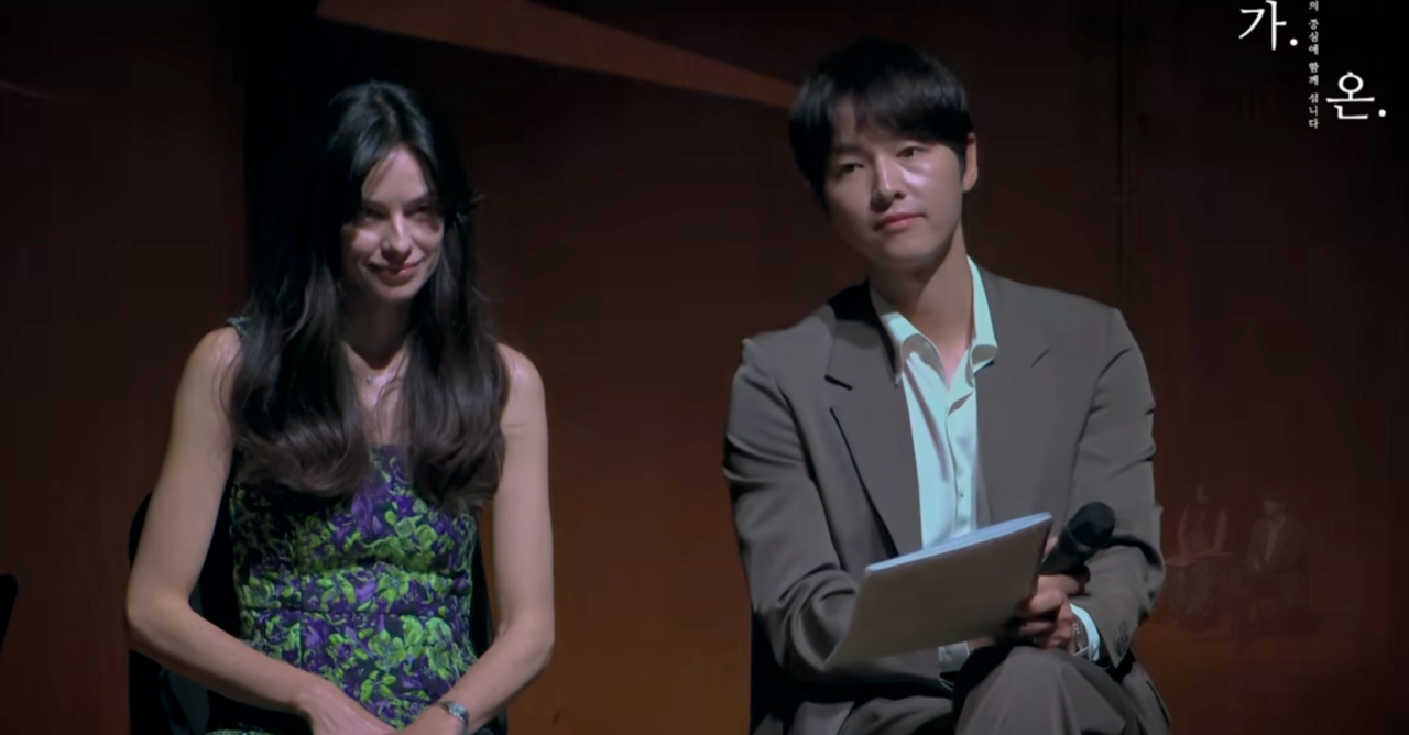 Actor Song Joong-ki (right) and his wife Katy Louise Saunders (Capture of Gaon Soloists' YouTube)