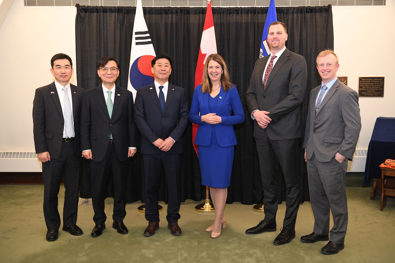 Hanwha Energy CEO Lee Jae-kyu (third from left), South Korean Ambassador to Canada Lim Ki-mo (second from left), Premier of Alberta Danielle Smith (third from right), and Joseph Schow (second from right), Alberta’s minister of jobs, economy, trade and immigration, pose for a photo after signing a memorandum of understanding on business cooperation across key industries at the Alberta government building in Edmonton on Wednesday. (Hanwha Group)