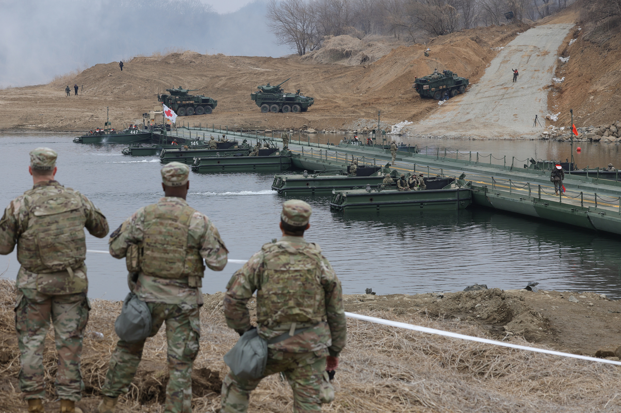 This photo, taken on March 14, shows US troops engaging in a river-crossing exercise on the Imjin River in Yeoncheon County, 60 kilometers north of Seoul. (Yonhap)