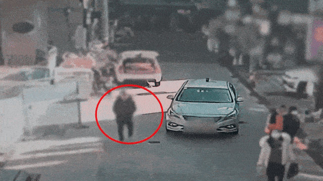 A man allegedly stages a wrist-hit scam in January. (Online community)