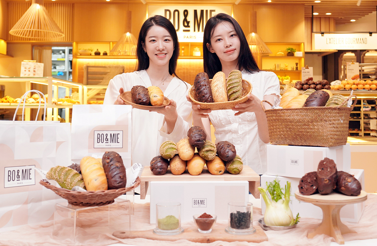 서울 서초구 신세계백화점 강남점 보앤미 매장에서 모델들이 비엔누아즈 신메뉴 5종을 소개하고 있다. [신세계푸드 제공]