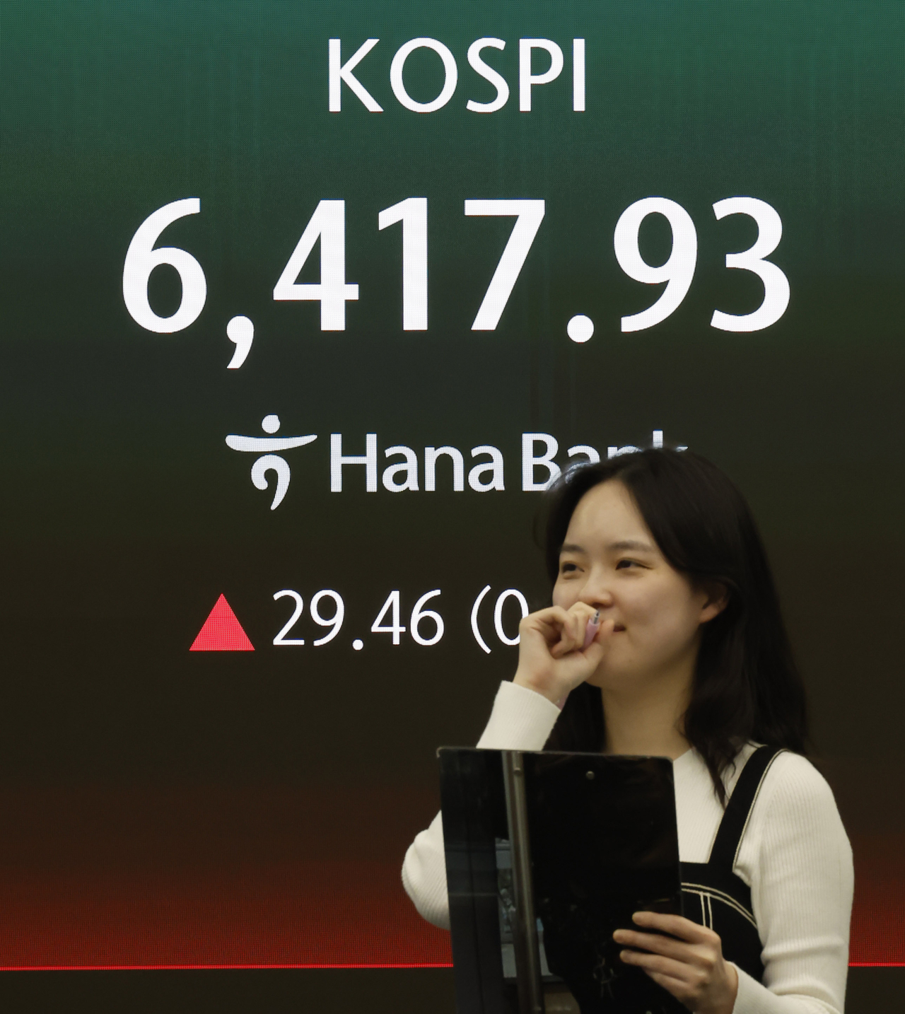 A financial data screen in the dealing room of Hana Bank in Seoul on Wednesday shows the benchmark Kospi closing at a record high of 6,417.93. (Newsis)