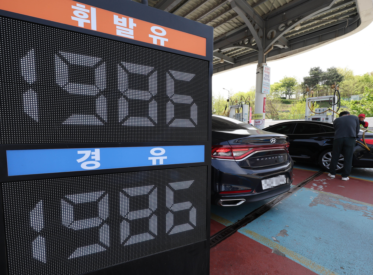 Gas prices are seen at a filling station in Seoul on Sunday. (Yonhap)