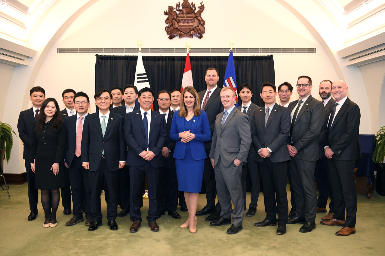 This photo shows representatives of the group and the provincial government of Alberta at a signing ceremony for an MOU on cooperation between the South Korean conglomerate and the Canadian province held in Edmonton on Tuesday. (Hanwha Group)