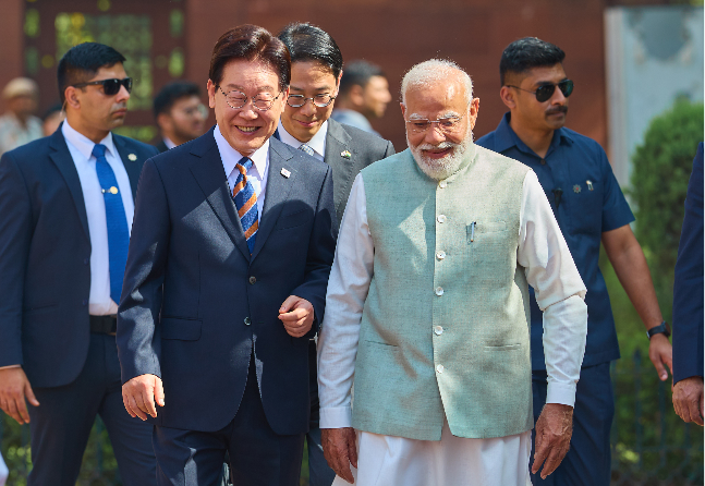 President Lee Jae Myung and Indian Prime Minister Narendra Modi walk following an official welcoming ceremony for Lee’s state visit at Rashtrapati Bhavan in New Delhi on Monday. (Pool Photo via Yonhap)
