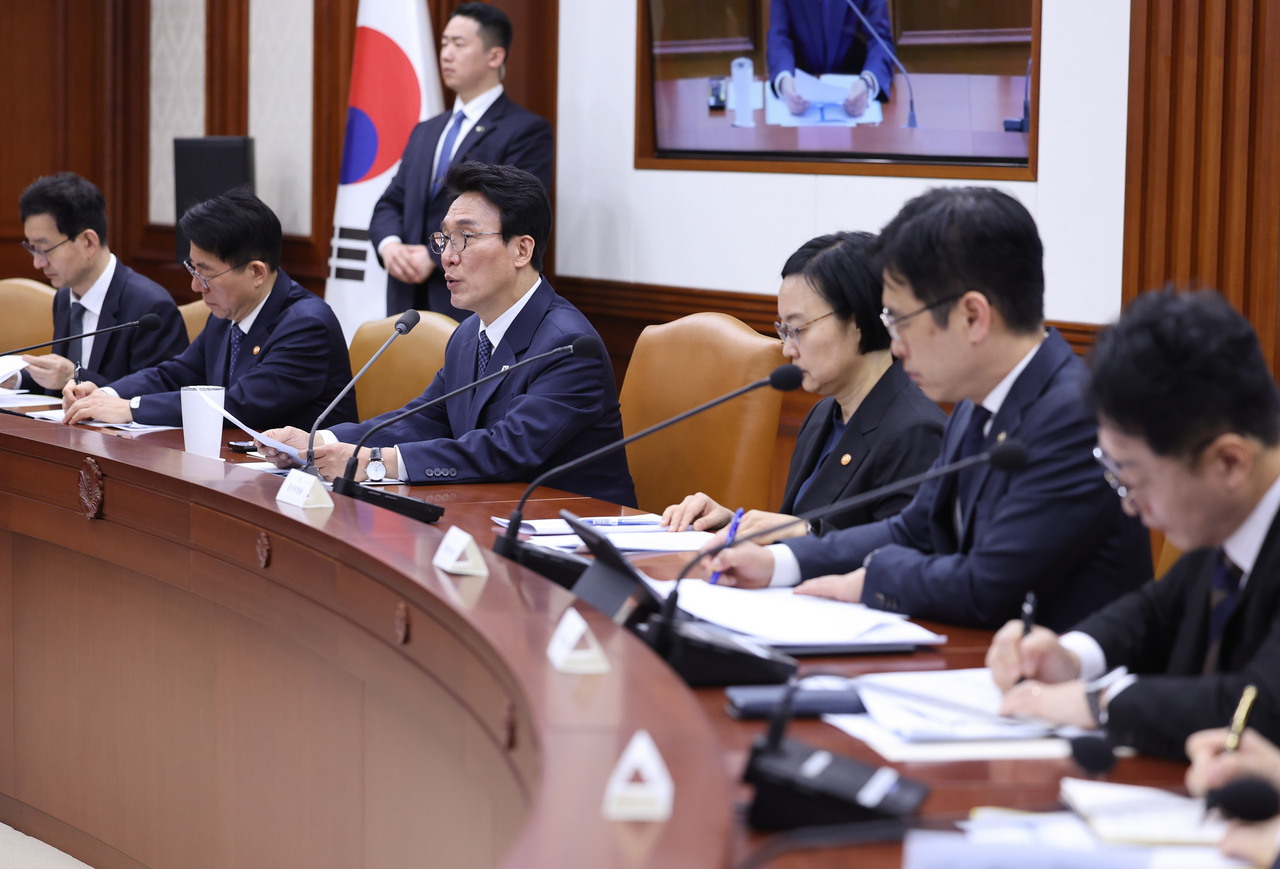 Prime Minister Kim Min-seok (3rd from L) attends a meeting of the emergency economic headquarters at the government complex in Seoul on Wednesday to discuss the government's response to the Middle East crisis. (Yonhap)
