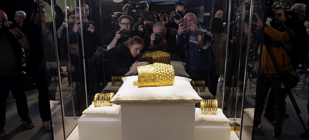 Photographers gather to take pictures of two gold bracelets and a ceremonial gold helmet during a media presentation at the National History Museum of Romania in Bucharest, Romania, Tuesday.   EPA-Yonhap