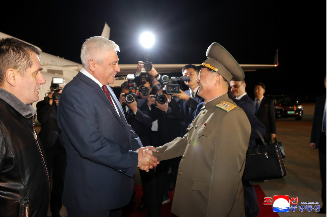 Russian Minister of Internal Affairs Vladimir Kolokoltsev (left) shakes hands with North Korea’s Public Security Minister Pang Tu-sop after arriving at Pyongyang International Airport on Monday evening, the Korean Central News Agency reported Tuesday. (KCNA-Yonhap)