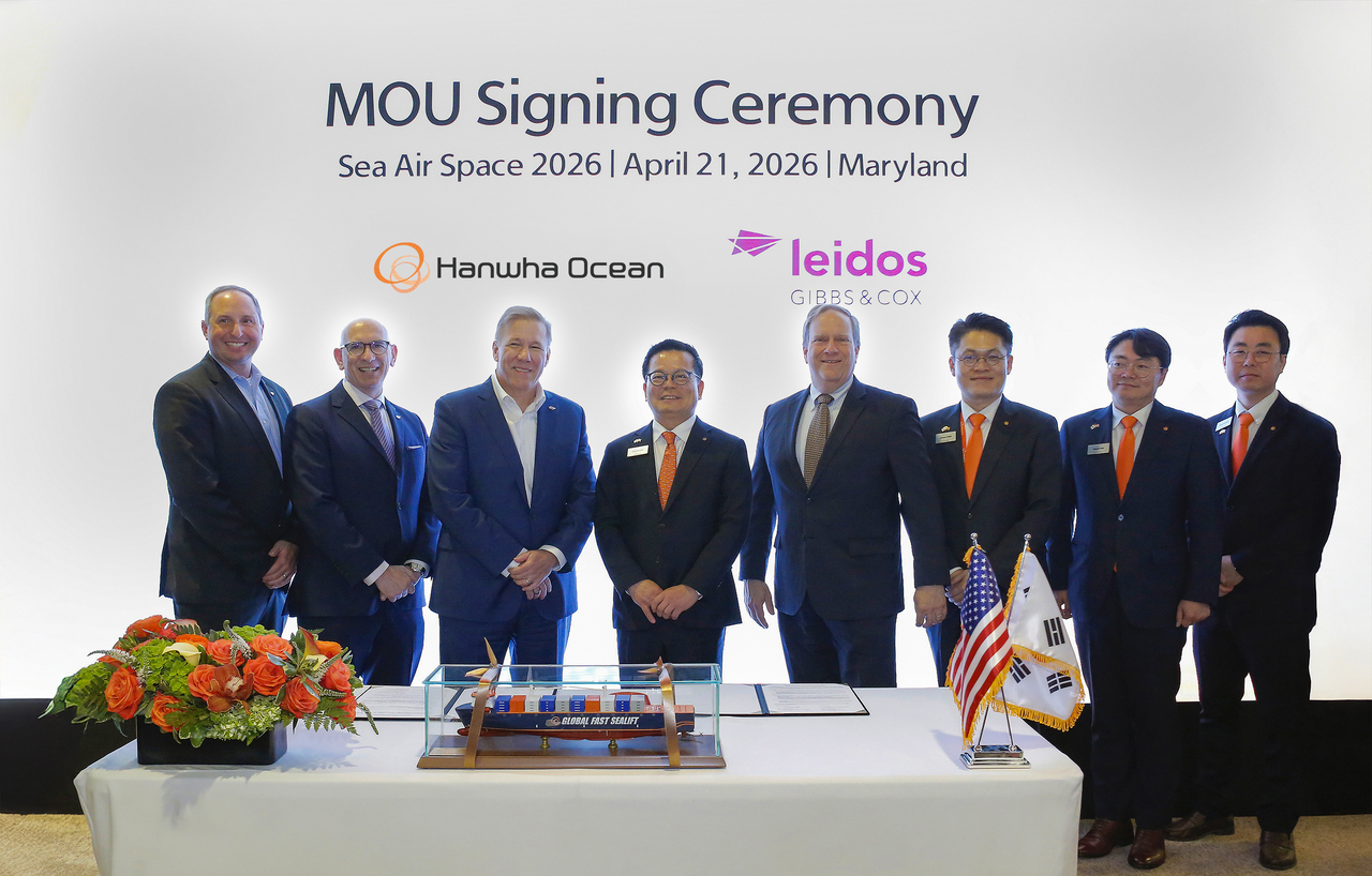 Hanwha Ocean President Eo Sung-cheol (fourth from left) and Mike Rickels (third from left), vice president of Leidos Gibbs & Cox, pose for a photo after signing a memorandum of understanding at SAS 2026 in Maryland on Tuesday. (Hanwha Ocean)