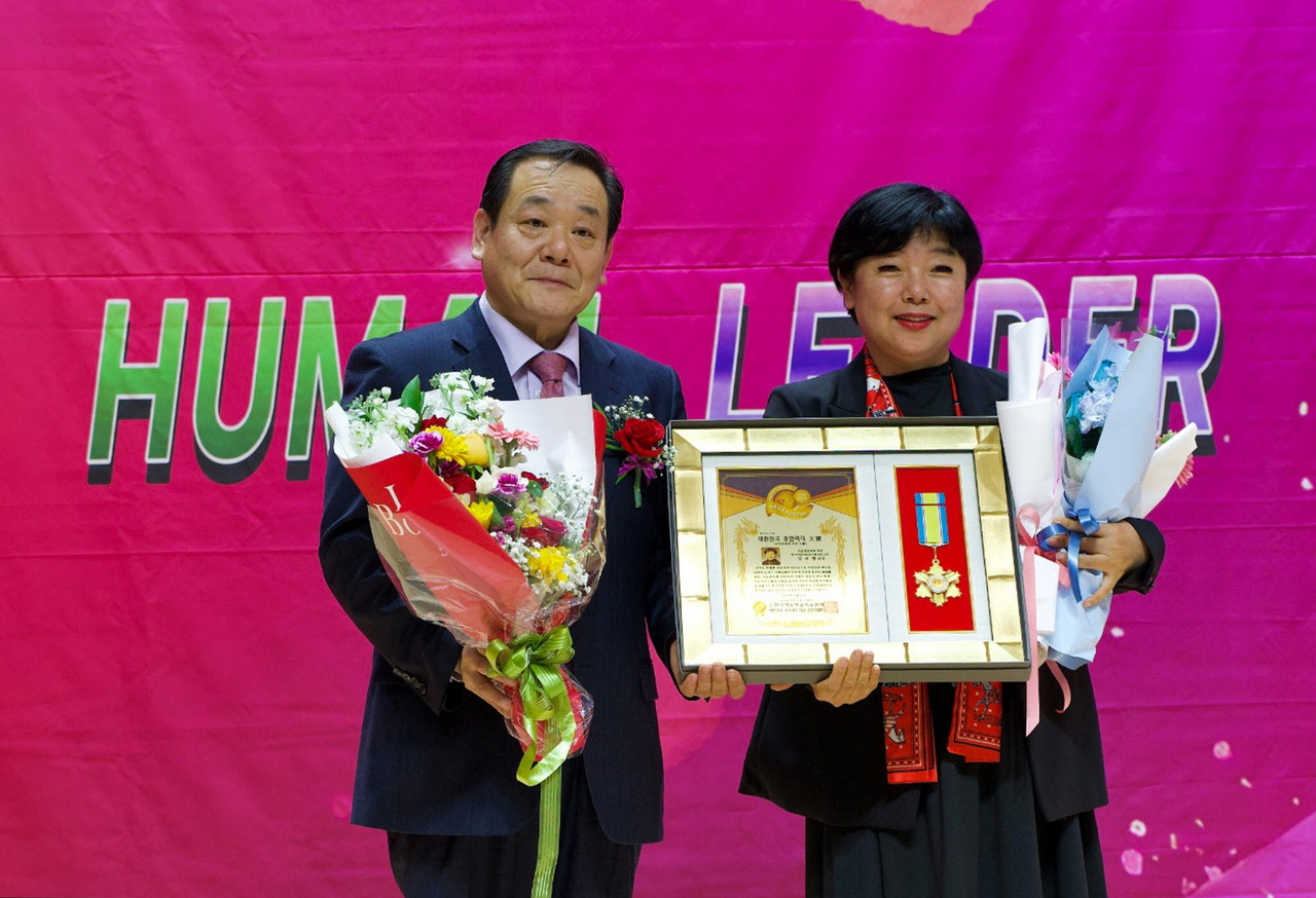 대구사이버대 미술치료학과장 임지향(오른쪽)교수.[대구사이버대 제공]
