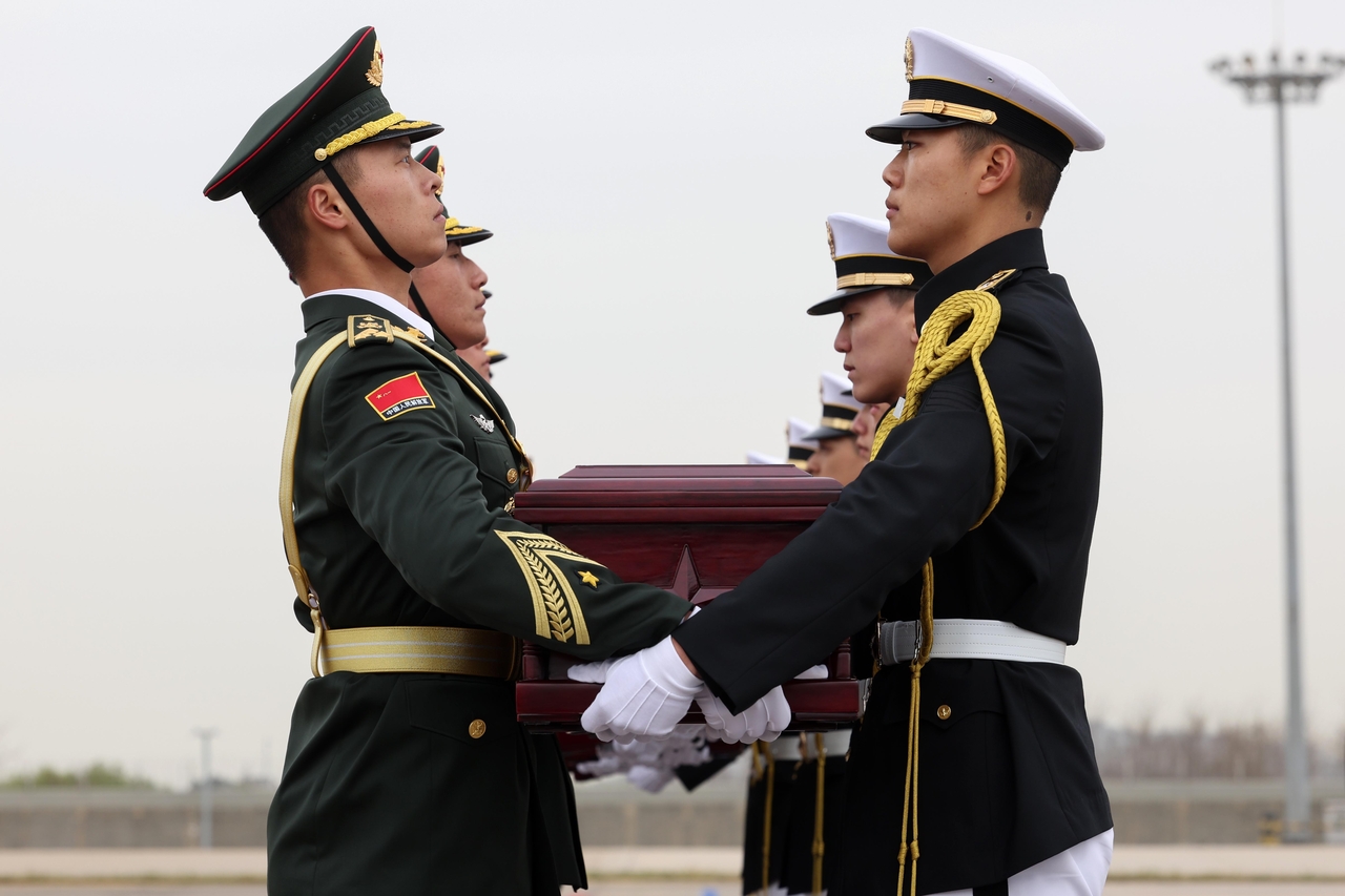 The remains of Chinese soldiers are handed over during a repatriation ceremony at Incheon Airport on Wednesday. (Defense Ministry)