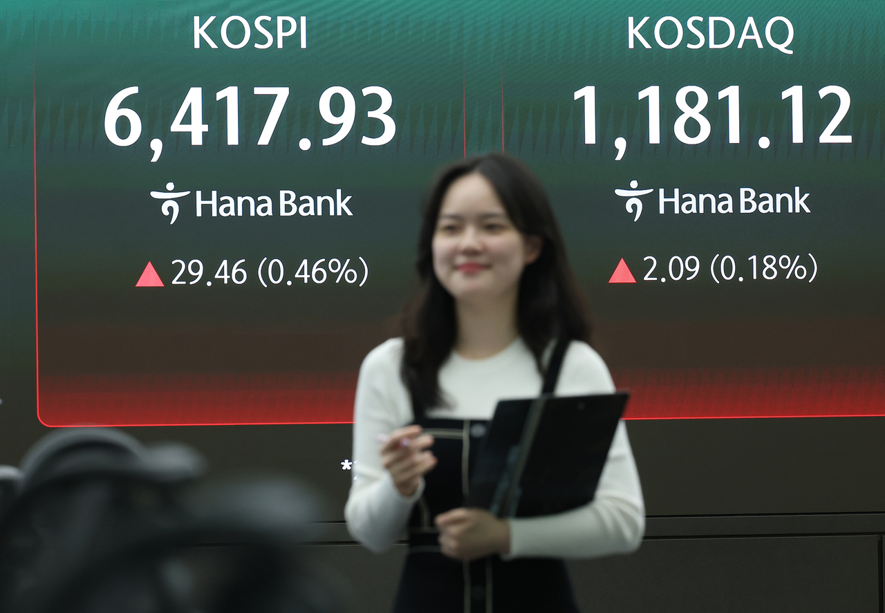 An electronic board showing the Korea Composite Stock Price Index at a dealing room of the Hana Bank headquarters in Seoul on Wednesday. (Yonhap)